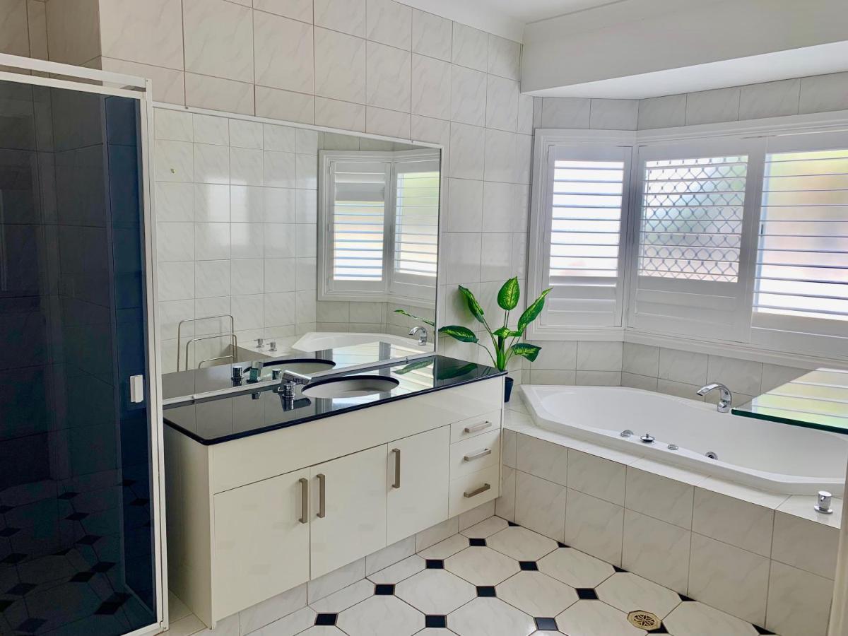 ゴールドコースト Seaclusion 5 Bed Waterfront, Sleeps 12ヴィラ エクステリア 写真